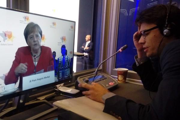 Tłumaczenia symultaniczne podczas konferencji i debat międzynarodowych