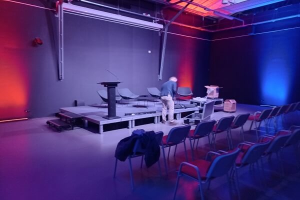 Oświetlenie sceniczne wspierające konferencje i wydarzenia biznesowe