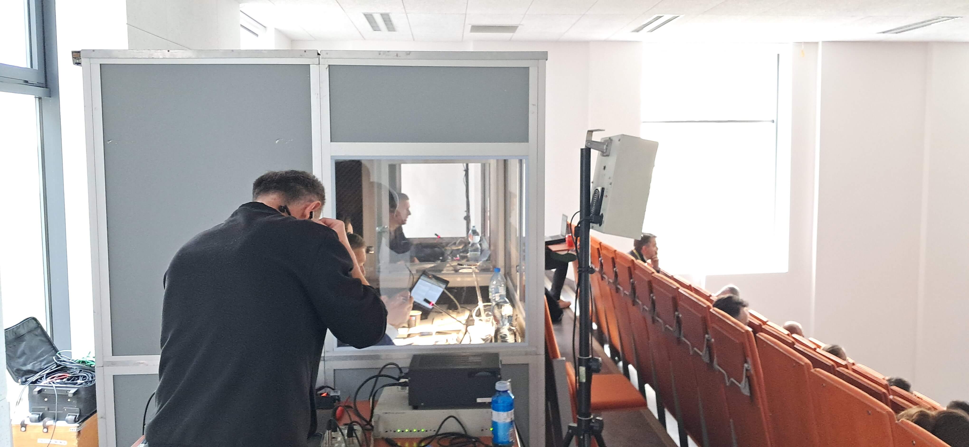 Tłumaczenia symultaniczne podczas szkolenia trenerów na stadionie Pogoni Szczecin